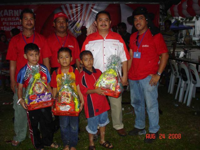 Encik Farizul Arif menyampaikan hadiah kepada pemenang sukaneka Taman Pelangi pada 24 Ogos 2008.